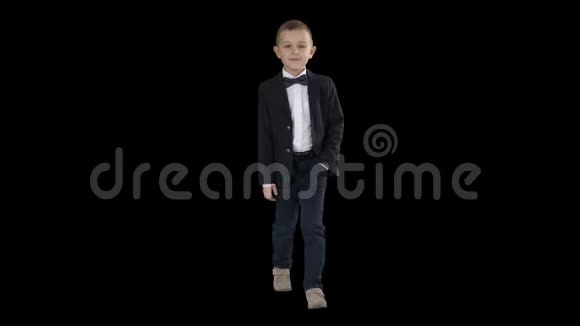 穿着正式服装走路的男孩手插口袋阿尔法频道视频的预览图
