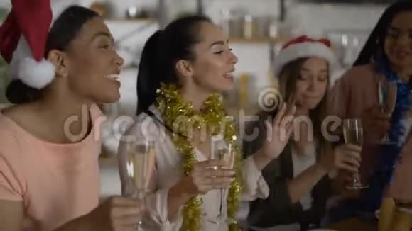 新年和朋友共进晚餐5个女朋友庆祝平安夜女人喝香槟玩得开心视频的预览图