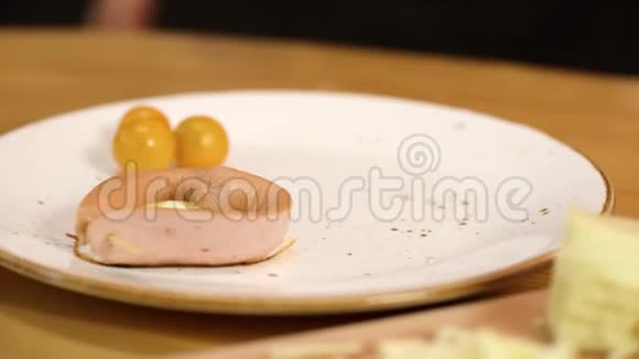 以心形形状的香肠在煎蛋盘上特写库存录像心形浪漫早餐视频的预览图