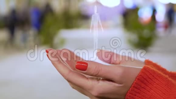 女性手拿着带有身体颗粒的全息图视频的预览图