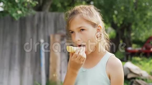 这个女孩喜欢吃华夫饼筒里的冰淇淋快关门4k视频的预览图