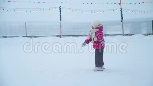 小女孩在冰上瀑布视频的预览图