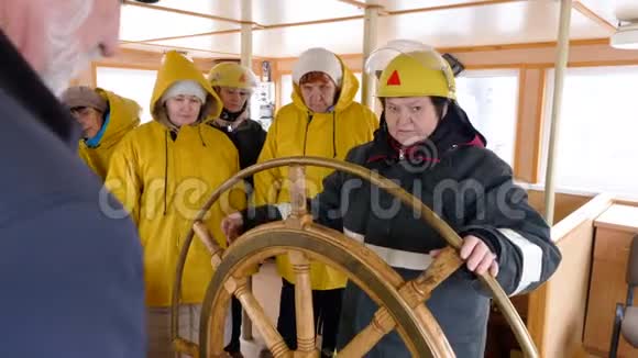 航海桥的女船长和船员成熟的女船长渔船转向方向盘和视频的预览图
