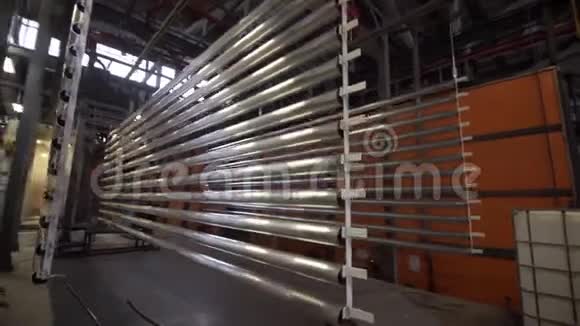 工厂输送机上铝型材的油漆涂装件的工业设备金属零件工业视频的预览图
