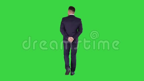商人走着环顾四周双手背在绿色屏幕上Chroma键视频的预览图
