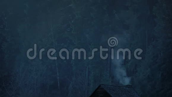 黄昏时分树林中的吸烟木屋视频的预览图