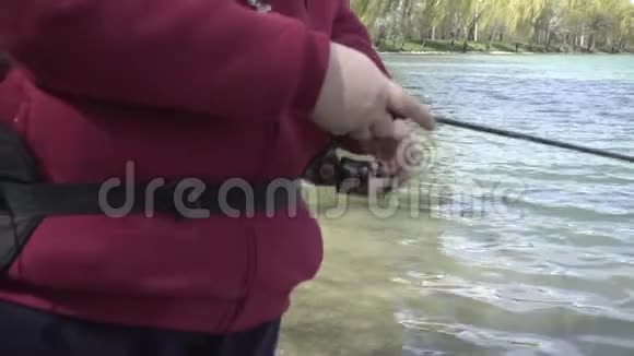 带鱼竿的渔夫视频的预览图