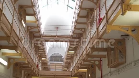 监狱走廊的金属阳台和监狱牢房的门视频的预览图