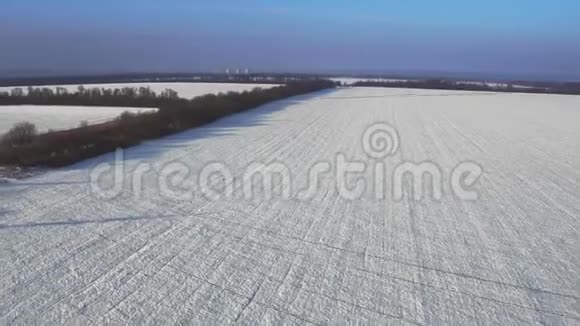 俄罗斯冬季野外的电线塔鸟瞰图视频的预览图