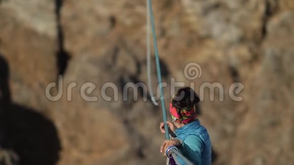 那个女登山者被送上跨越裂口的绳子视频的预览图