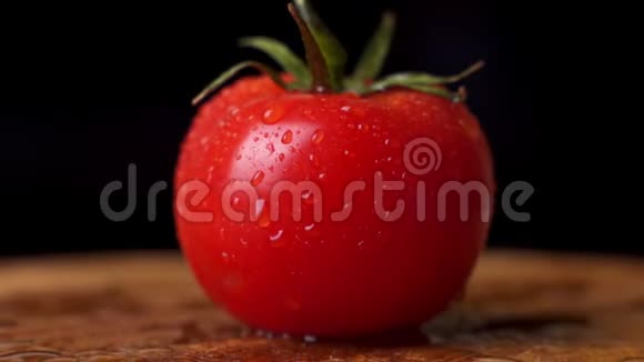 番茄在黑色背景上旋转视频的预览图