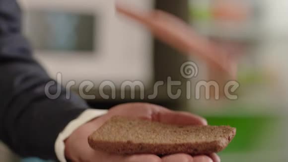 面包上的香肠片库存录像男人手拿着一块面包上面有一片美味的面包视频的预览图