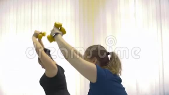 超重妇女做运动减肥视频的预览图