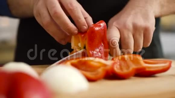 特写专业厨师切片甜椒库存录像餐厅厨师专业切片甜红视频的预览图