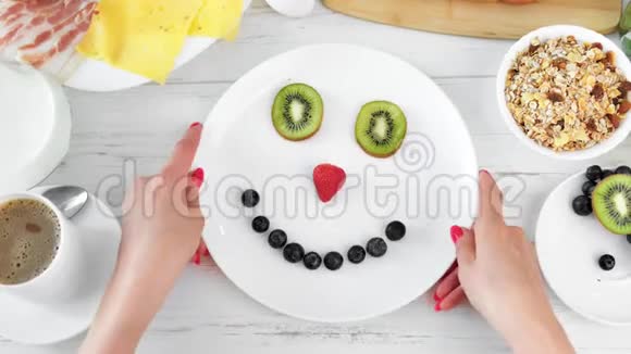 顶景女士手捻盘带笑水果微笑享受积极早餐POV镜头视频的预览图