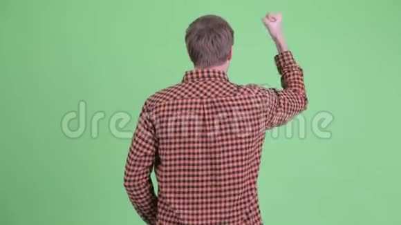 快乐的年轻时髦男人抱着存钱罐转身跳舞视频的预览图
