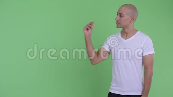 快乐英俊的秃头男人抓着手指呈现出视频的预览图