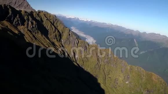 一架无人机在山上拍摄视频的预览图