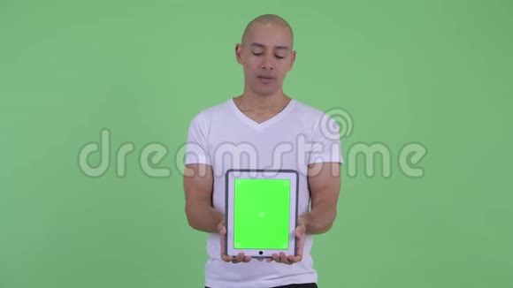 戴着帽子的秃头男子展示数码平板电脑并得到坏消息视频的预览图