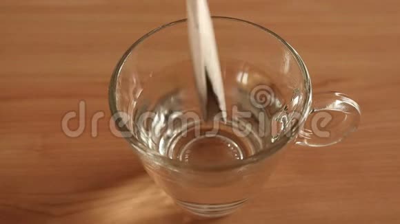 在透明的杯子里泡热茶视频的预览图