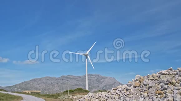 晴天山地风力发电机组的运行状况视频的预览图