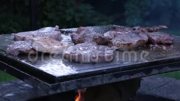 烧饼烤在热铁板上视频的预览图