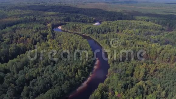 飞过江面梅扎晴天九月日俄罗斯科斯特罗马地区视频的预览图