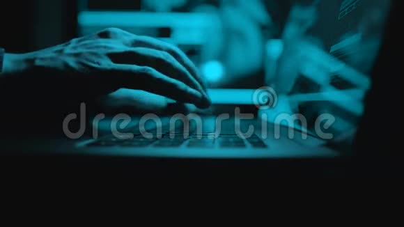 密切关注编程和编码技术的发展夜间用编码手指在键盘上打字程序员视频的预览图