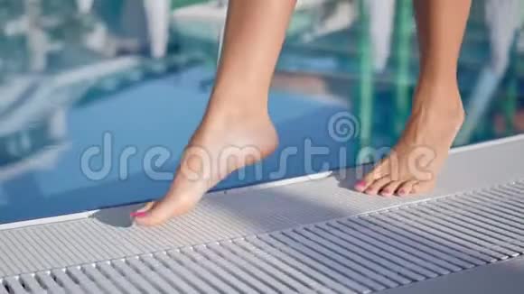 性感晒黑的女性双脚在游泳池附近散步享受暑假特写视频的预览图