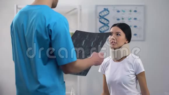 男医生告知泡沫颈项圈女性患者X光检查结果良好视频的预览图
