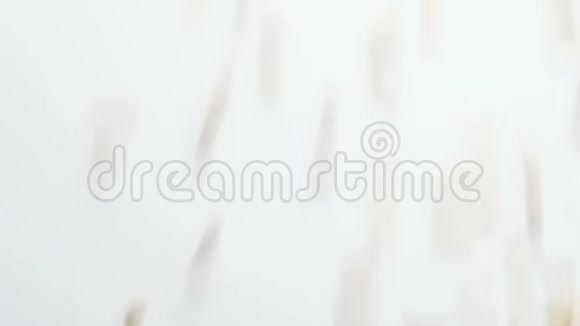 白色背景下的燕麦从顶部掉落并填充框架视频的预览图
