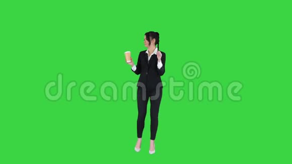 美丽的年轻女商人有一个咖啡休息与带走咖啡和跳舞的绿色屏幕Chroma键视频的预览图