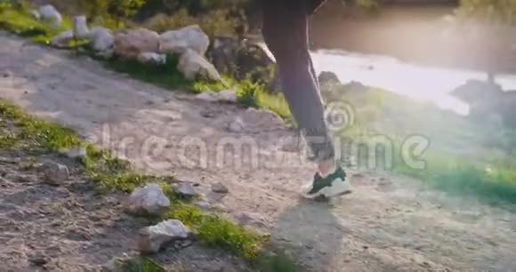 在自然景观中一位腿健的女士在山路上奔跑的细节令人惊叹视频的预览图