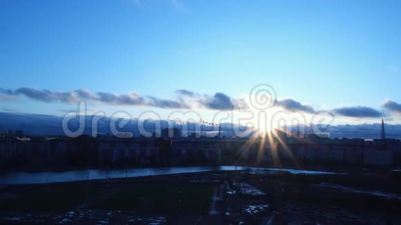 圣彼得堡郊区新住宅区河流和田野的鸟瞰图概念全景照片视频的预览图