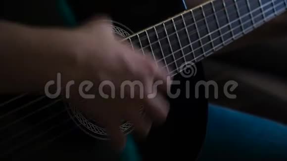 男人在家弹声吉他手特写概念一个弹吉他的男人的特写镜头视频的预览图
