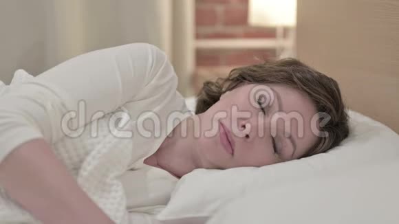 睡觉的老太太在床上头痛视频的预览图