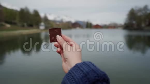 女性手握瑞士巧克力户外特写视频的预览图