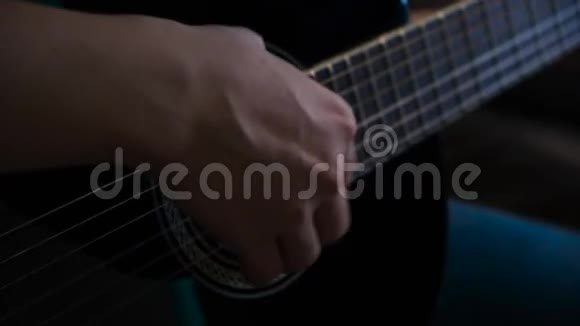 男人在家弹声吉他手特写概念一个弹吉他的男人的特写镜头视频的预览图