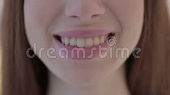 镜头前微笑的白人女人的嘴视频的预览图