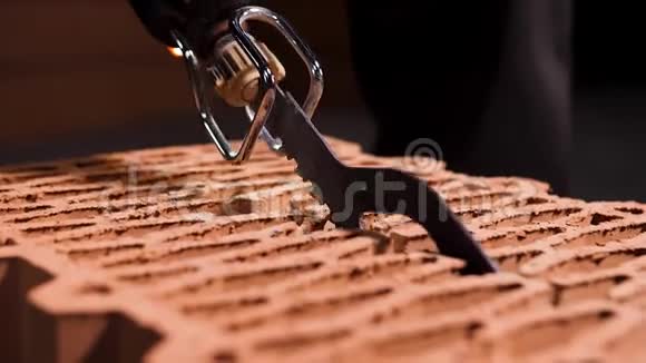 建筑工人的特写镜头用自动锯子锯陶瓷砖库存录像新建建筑物视频的预览图