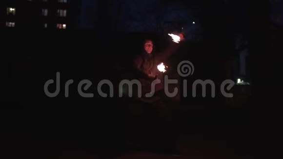勇敢的黑衣人站在斯洛莫旋转着闪闪发光的火球视频的预览图
