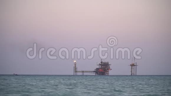 海上有大规模的石油钻井平台附近有人的小船晚上4公里视频的预览图