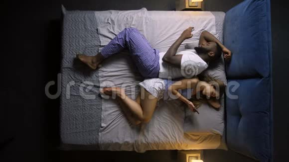 两个人背对背躺在床上视频的预览图