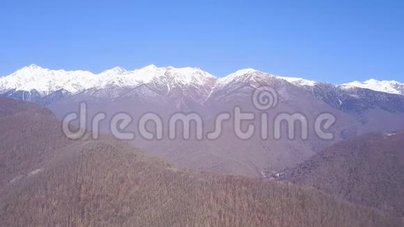 白雪覆盖了美丽的山峰剪辑冬季山顶景观视频的预览图