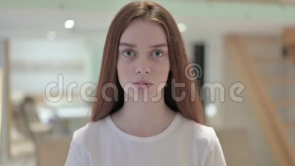 红发青年妇女摇头说不的肖像视频的预览图