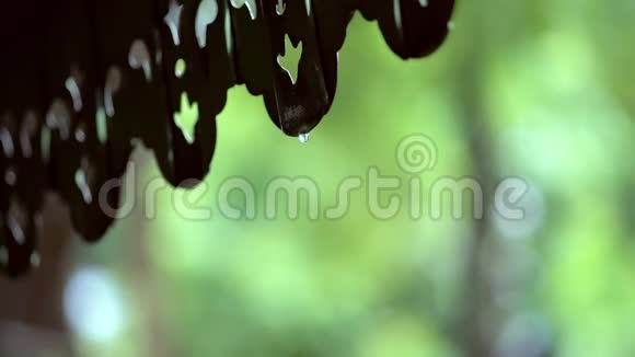 关闭水滴雨水从屋顶落下缓慢运动视频的预览图