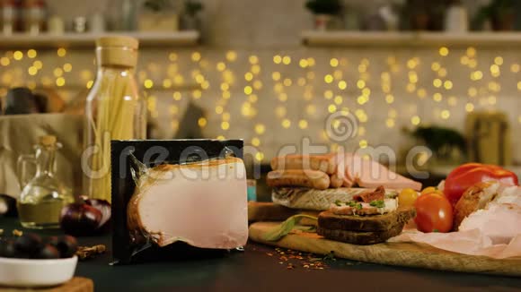 带有花环背景的肉类小吃桌库存录像厨房节日餐桌的食材特写视频的预览图
