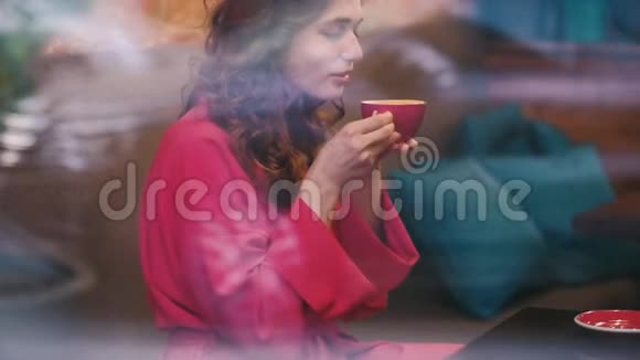 爱喝咖啡的女人红饮料的杯子视频的预览图