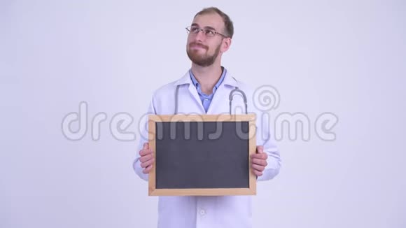 快乐胡子男医生拿着黑板思考视频的预览图