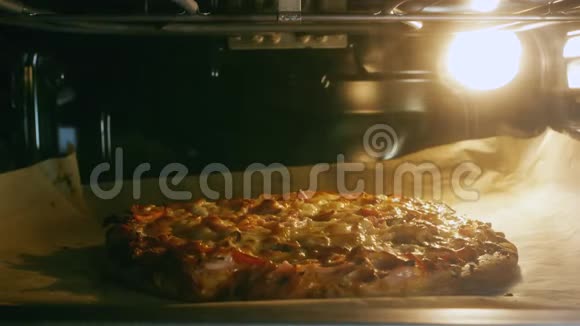在厨房的现代电烤箱里提供美味的披萨库存录像意大利传统食品视频的预览图
